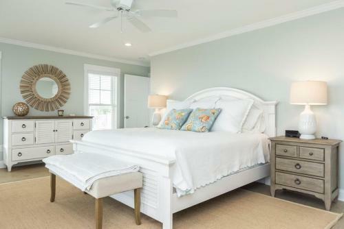 Starboard Side By Oak Island Accommodations