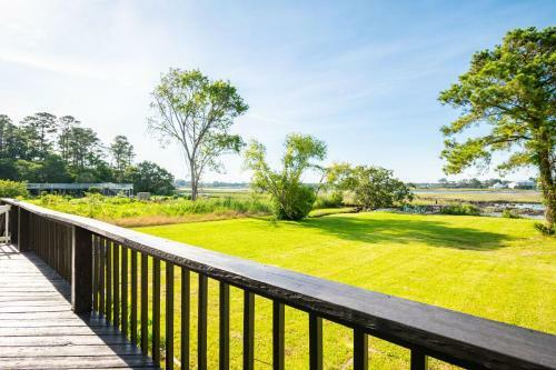 Dockside Paradise By Oak Island Accommodations