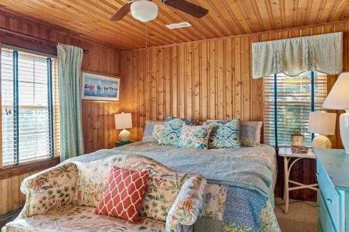 Sea And Sound By Oak Island Accommodations