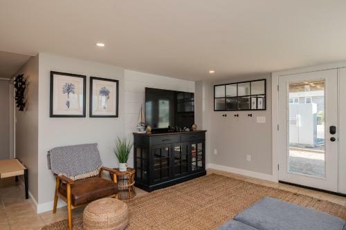 Sawyers Shore Shack By Oak Island Accommodations