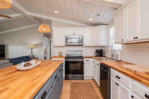 Sawyers Shore Shack By Oak Island Accommodations