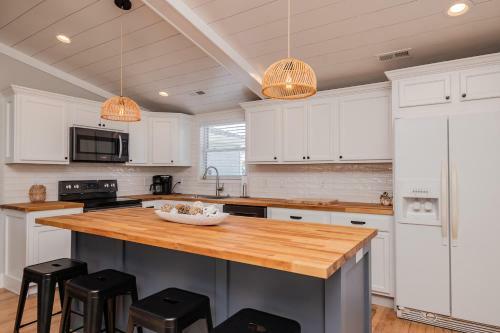Sawyers Shore Shack By Oak Island Accommodations