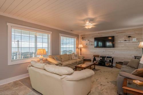 Dip Inn By Oak Island Accommodations
