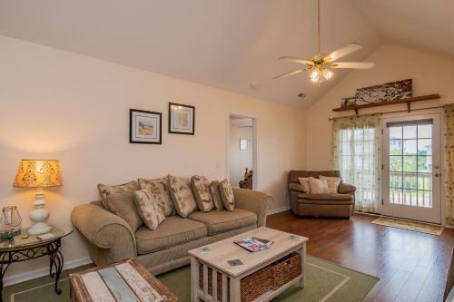 Seashell Cottage By Oak Island Accommodations