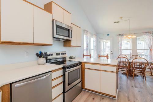 Dolphin Waves By Oak Island Accommodations