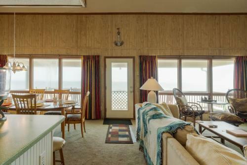 Paradise On Poles By Oak Island Accommodations