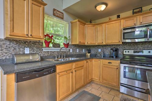 Spacious Lackawaxen Retreat With Shared Pool!