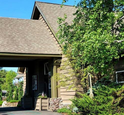 Premier Poconos Country Club?on 5th Tee?game Room
