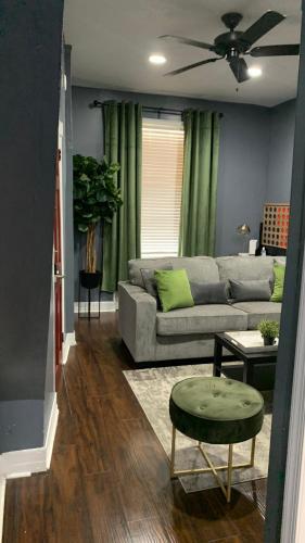 Apartamento The Cozy Getaway *private Backyard*