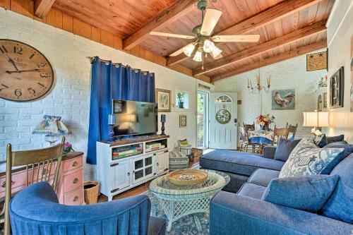 Cottage With Pool Access Less Than Half-mi To Golfing!