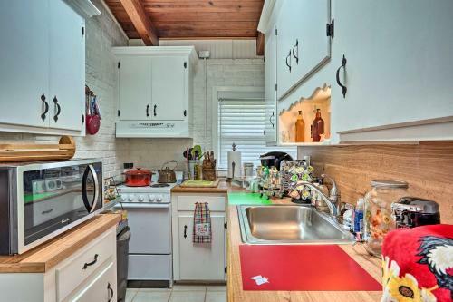 Cottage With Pool Access Less Than Half-mi To Golfing!