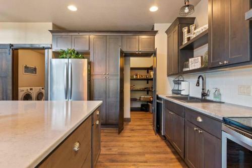 Sunrise Pines- Executive Suites & Private Baths