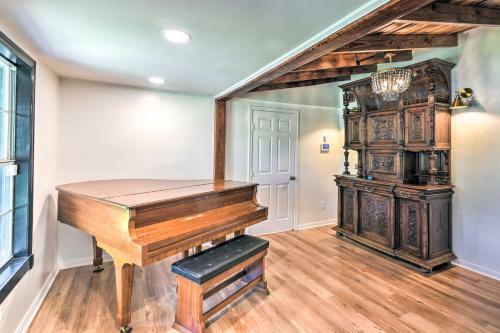 Upscale Dickinson Getaway With Yard On 1 Acre!