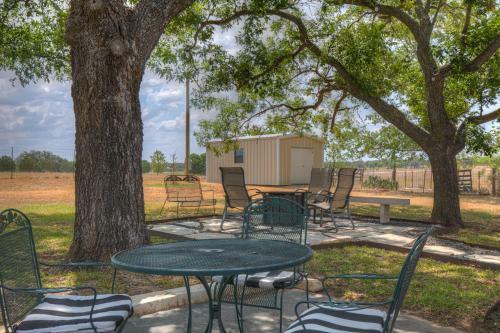 Cozy Combo! Fire Pit, Bbq, Ping Pong And Cornhole!