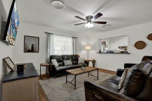 Cute Haus With Outdoor Seating, Bbq, And Fire Pit!