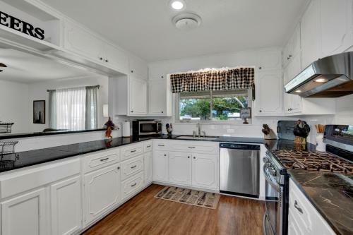 Cute Haus With Outdoor Seating, Bbq, And Fire Pit!