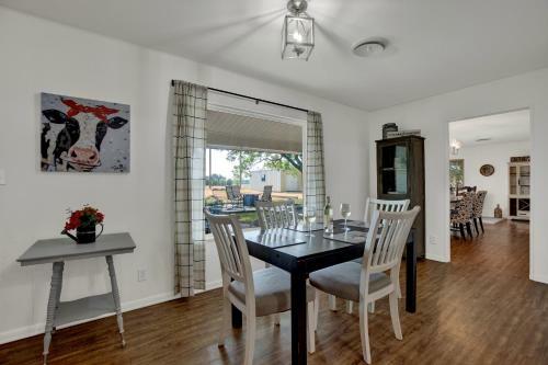 Cute Haus With Outdoor Seating, Bbq, And Fire Pit!