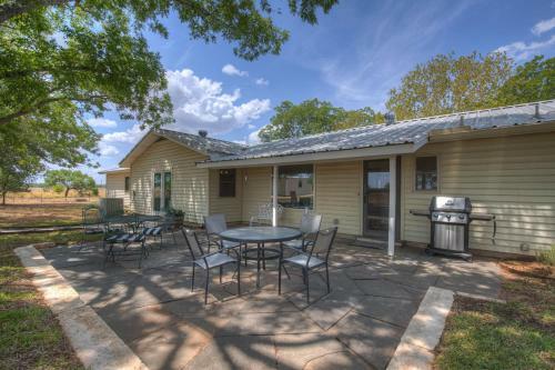 Cute Haus With Outdoor Seating, Bbq, And Fire Pit!