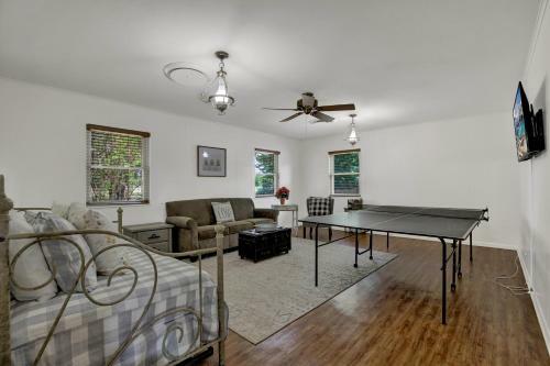 Cute Haus With Outdoor Seating, Bbq, And Fire Pit!