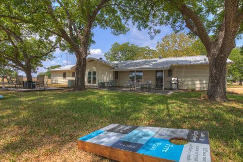 Cute Haus With Outdoor Seating, Bbq, And Fire Pit!