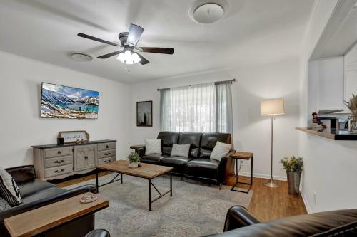 Cute Haus With Outdoor Seating, Bbq, And Fire Pit!