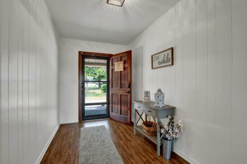 Cute Haus With Outdoor Seating, Bbq, And Fire Pit!