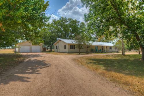 Cute Haus With Outdoor Seating, Bbq, And Fire Pit!