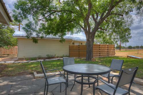Cute Haus With Outdoor Seating, Bbq, And Fire Pit!