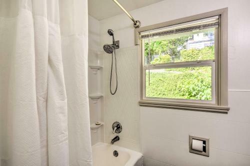 Scenic Bremerton Getaway With Spacious Deck!