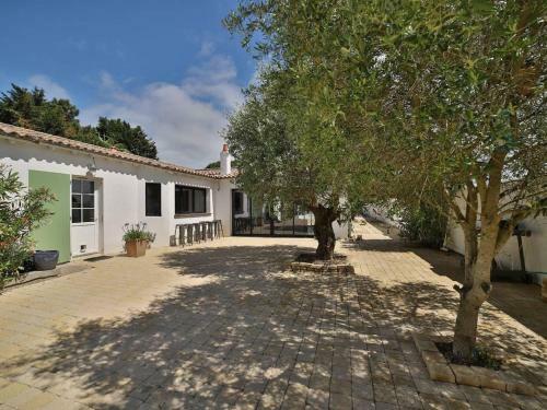 Charming Villa In Le Bois-plage With Private Pool