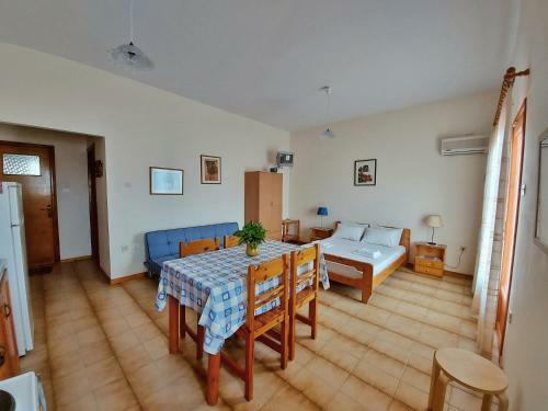 Seaview- 2 Space - Selfcatering Apartment - Helen No 3