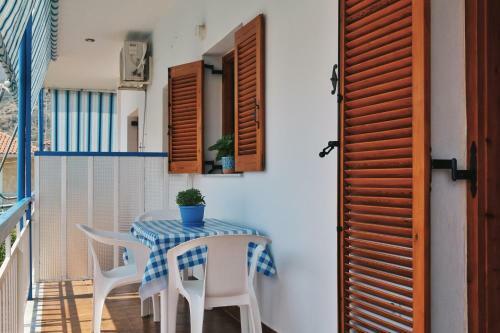 Seaview- 2 Space - Selfcatering Apartment - Helen No 3