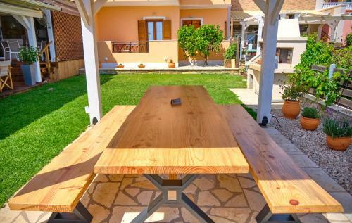 Hostal Houmis Apts & Studios