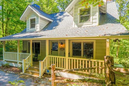 Cozy Retreat With Deck And Sapphire Resort Access!