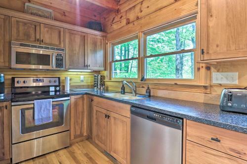 Cozy Retreat With Deck And Sapphire Resort Access!