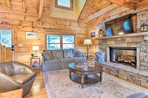 Cozy Retreat With Deck And Sapphire Resort Access!