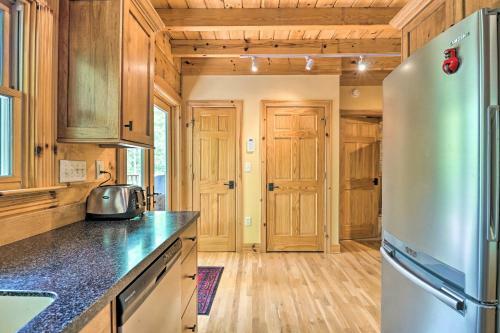 Cozy Retreat With Deck And Sapphire Resort Access!