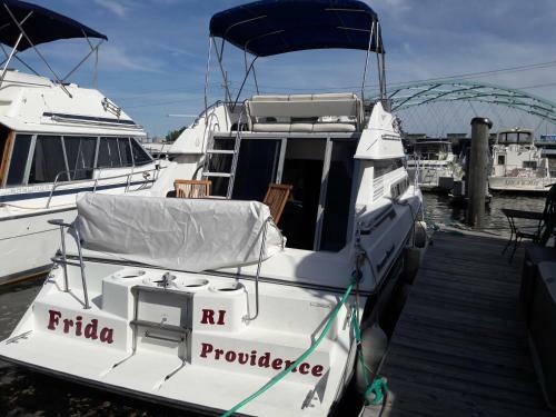 Frida - Waterfront Carver 30'