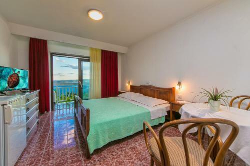 Adria Brela Apartments