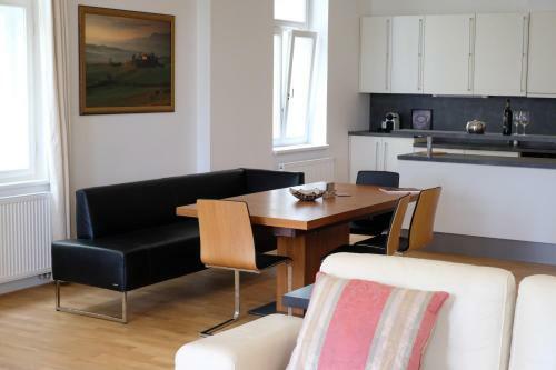 Kolonada Luxury 3 Bedroom Apartment Manes