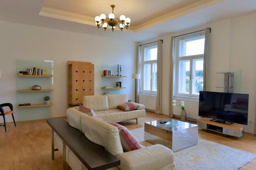 Kolonada Luxury 3 Bedroom Apartment Manes
