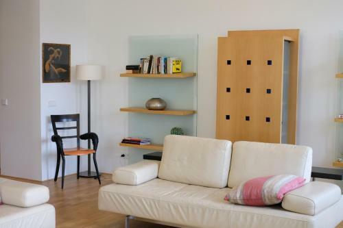 Kolonada Luxury 3 Bedroom Apartment Manes