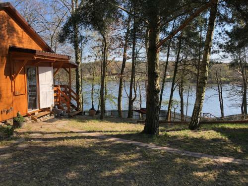 Domek Nad Jeziorem Z ?�dk? I Prywatnym Pomostem.