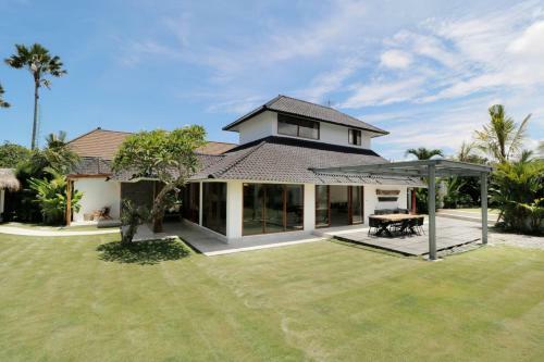 Amazing Villa With Pool And Huge Lawn