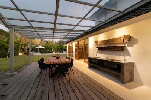 Amazing Villa With Pool And Huge Lawn