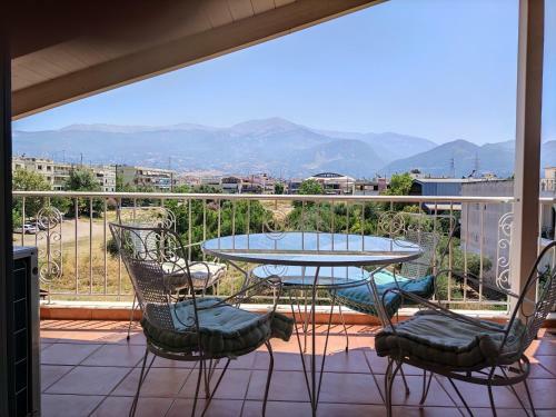 Sunny Apartment With Mountain View
