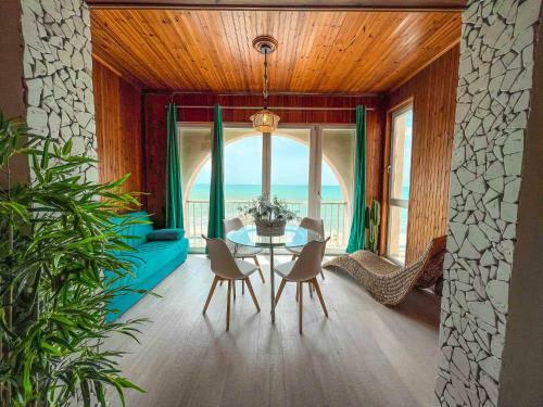 Athena Sea Front Apartment, Parking & Pool