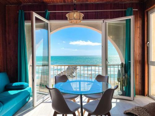 Athena Sea Front Apartment, Parking & Pool