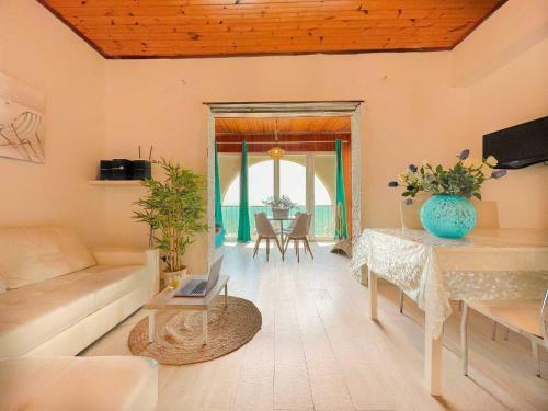 Athena Sea Front Apartment, Parking & Pool