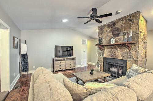 Massanutten Getaway With Fireplace Hike And Ski!